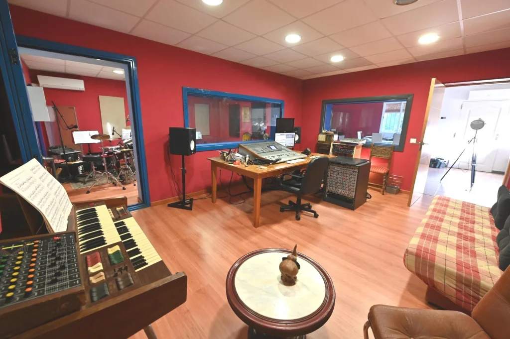 Sala con teclado profesional de estudio de grabación