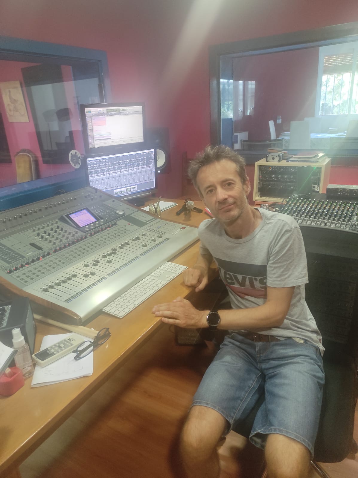 Hombre al lado de teclado en estudio de grabación