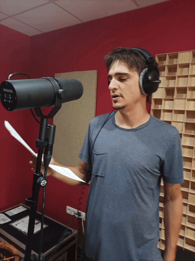 Hombre en estudio de grabación